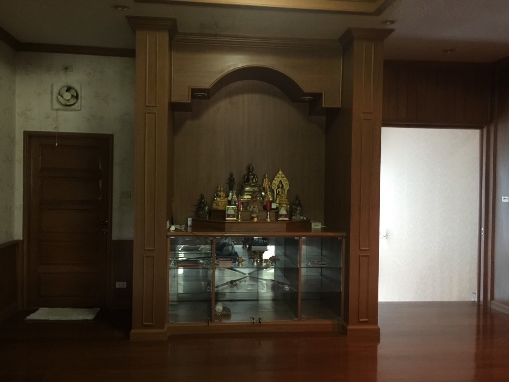 ขายบ้านอุตรดิตถ์ : ขาย คฤหาสน์หรู 10 ไร่ เฟอร์นิเจอร์บิวอินไม้สักทั้งหลัง ติดถนนใหญ่ 1041(พระแท่น - อุตรดิตถ์) ทำเลดีติดปั้ม ปตท (ลับแล) ใกล้ มหาวิทยาลัยราชภัฏอุตรดิตถ์