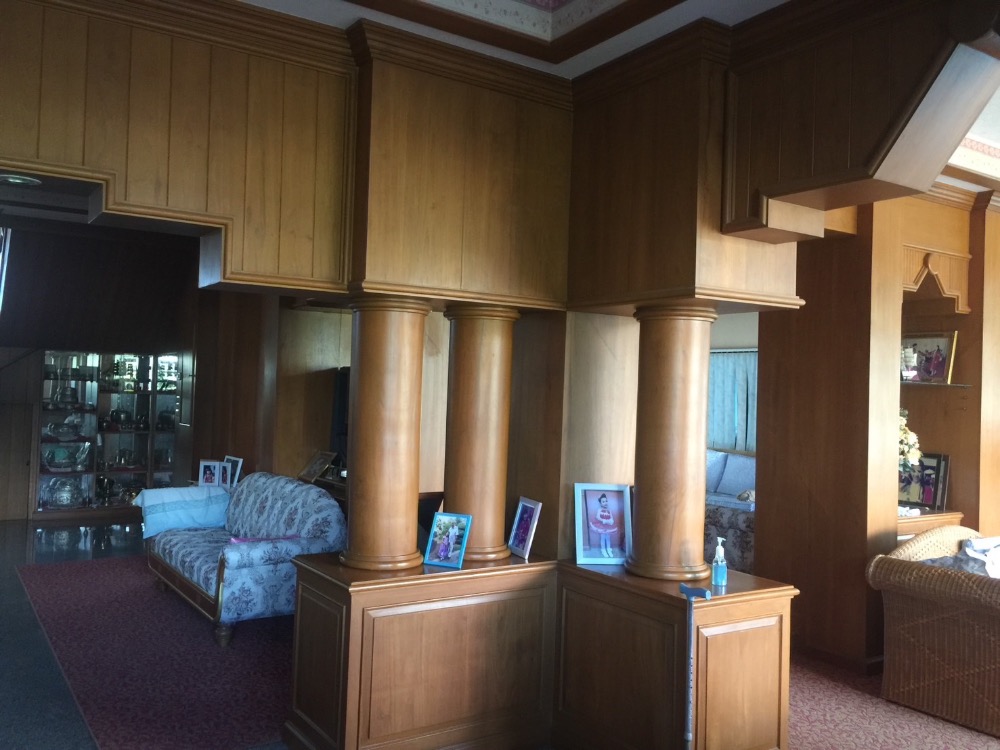 ขายบ้านอุตรดิตถ์ : ขาย คฤหาสน์หรู 10 ไร่ เฟอร์นิเจอร์บิวอินไม้สักทั้งหลัง ติดถนนใหญ่ 1041(พระแท่น - อุตรดิตถ์) ทำเลดีติดปั้ม ปตท (ลับแล) ใกล้ มหาวิทยาลัยราชภัฏอุตรดิตถ์