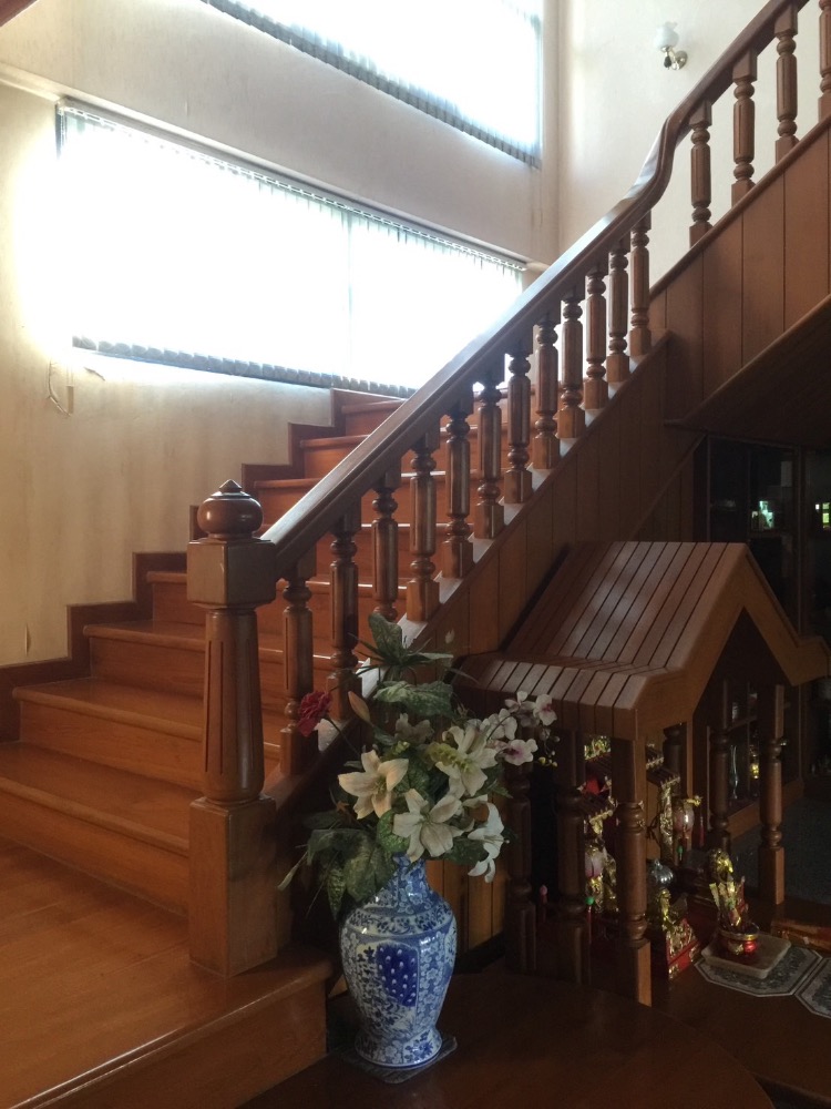 ขายบ้านอุตรดิตถ์ : ขาย คฤหาสน์หรู 10 ไร่ เฟอร์นิเจอร์บิวอินไม้สักทั้งหลัง ติดถนนใหญ่ 1041(พระแท่น - อุตรดิตถ์) ทำเลดีติดปั้ม ปตท (ลับแล) ใกล้ มหาวิทยาลัยราชภัฏอุตรดิตถ์