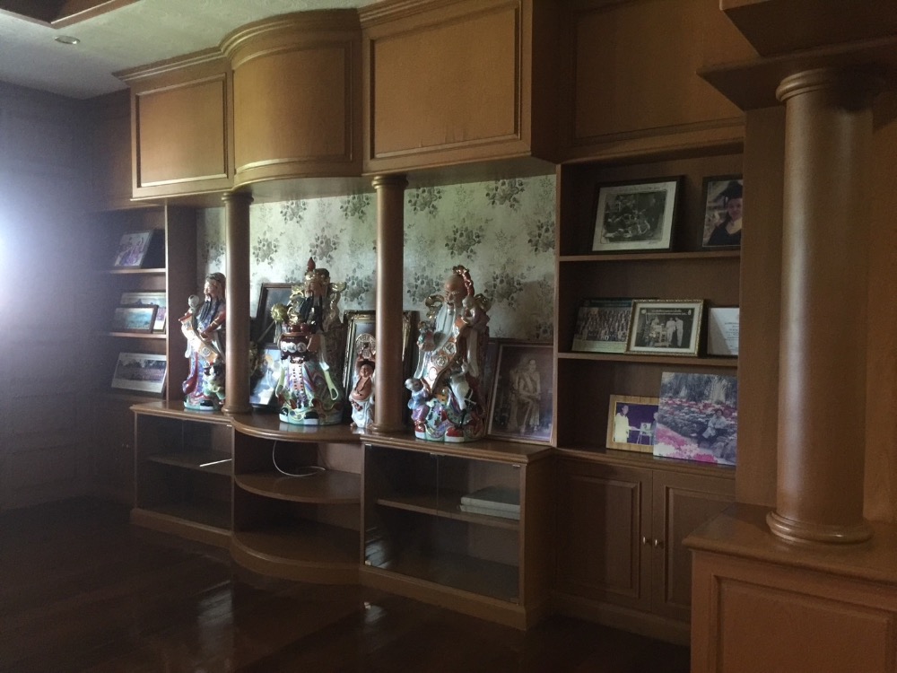 ขายบ้านอุตรดิตถ์ : ขาย คฤหาสน์หรู 10 ไร่ เฟอร์นิเจอร์บิวอินไม้สักทั้งหลัง ติดถนนใหญ่ 1041(พระแท่น - อุตรดิตถ์) ทำเลดีติดปั้ม ปตท (ลับแล) ใกล้ มหาวิทยาลัยราชภัฏอุตรดิตถ์