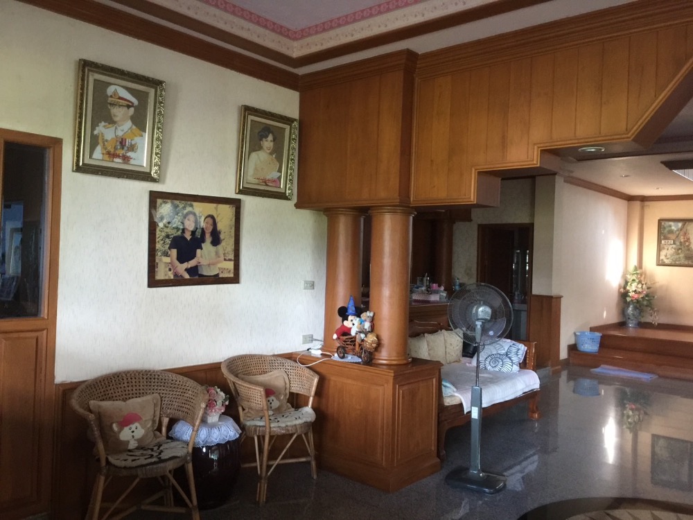 ขายบ้านอุตรดิตถ์ : ขาย คฤหาสน์หรู 10 ไร่ เฟอร์นิเจอร์บิวอินไม้สักทั้งหลัง ติดถนนใหญ่ 1041(พระแท่น - อุตรดิตถ์) ทำเลดีติดปั้ม ปตท (ลับแล) ใกล้ มหาวิทยาลัยราชภัฏอุตรดิตถ์