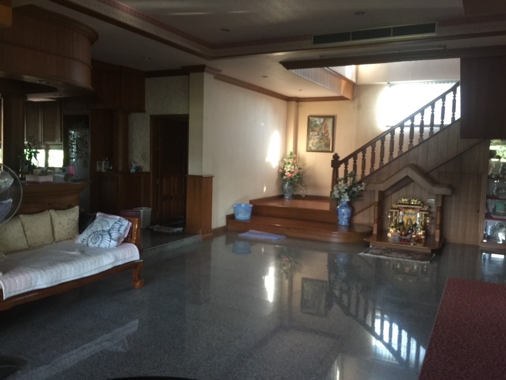 ขายบ้านอุตรดิตถ์ : ขาย คฤหาสน์หรู 10 ไร่ เฟอร์นิเจอร์บิวอินไม้สักทั้งหลัง ติดถนนใหญ่ 1041(พระแท่น - อุตรดิตถ์) ทำเลดีติดปั้ม ปตท (ลับแล) ใกล้ มหาวิทยาลัยราชภัฏอุตรดิตถ์