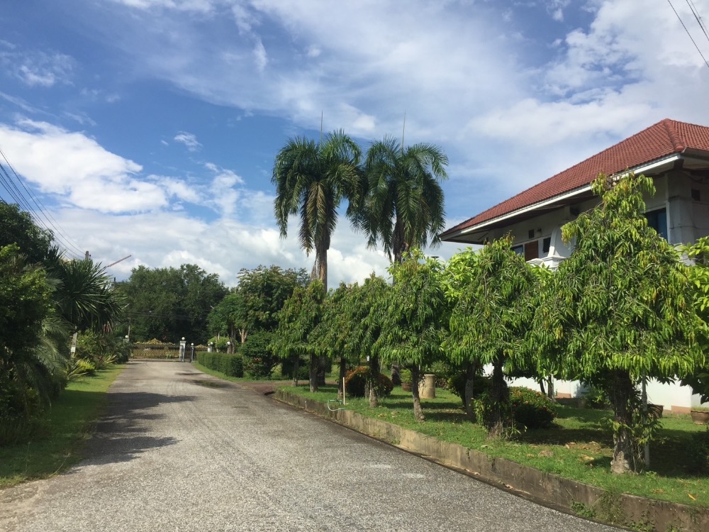 ขายบ้านอุตรดิตถ์ : ขาย คฤหาสน์หรู 10 ไร่ เฟอร์นิเจอร์บิวอินไม้สักทั้งหลัง ติดถนนใหญ่ 1041(พระแท่น - อุตรดิตถ์) ทำเลดีติดปั้ม ปตท (ลับแล) ใกล้ มหาวิทยาลัยราชภัฏอุตรดิตถ์