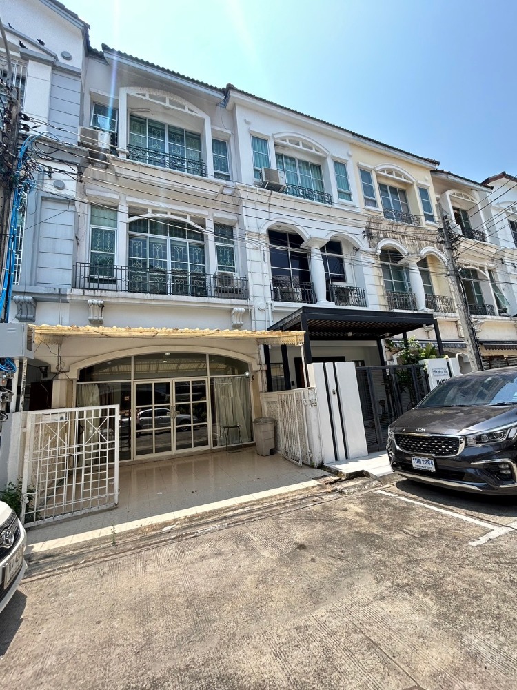 ขายทาวน์โฮมลาดพร้าว เซ็นทรัลลาดพร้าว : ขายด่วนบ้านกลางเมืองรัชดา-ลาดพร้าว แอร์เฟอร์นิเจอร์บางส่วน มี3นอน3น้ำ1ห้องทำงาน ราคาขาย10,000,000บาทโอน50/50