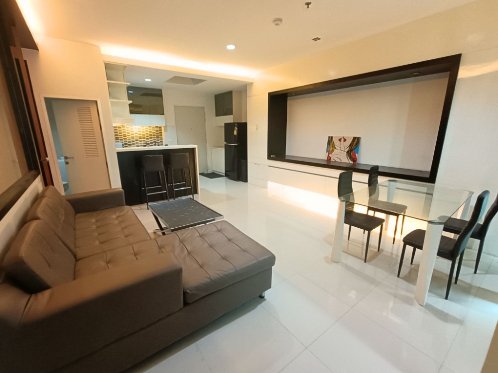 For SaleCondoPattanakan, Srinakarin : Condo for sale: The Fourwings Residence, corner room, 67 sq m, 1 bedroom, 2 bathrooms, 5 minutes to BTS Srikritha Station, there is 7-11 under the building, near Airport Link Hua Mak Station. Near Rama 9 Expressway The city center can be reached within 20