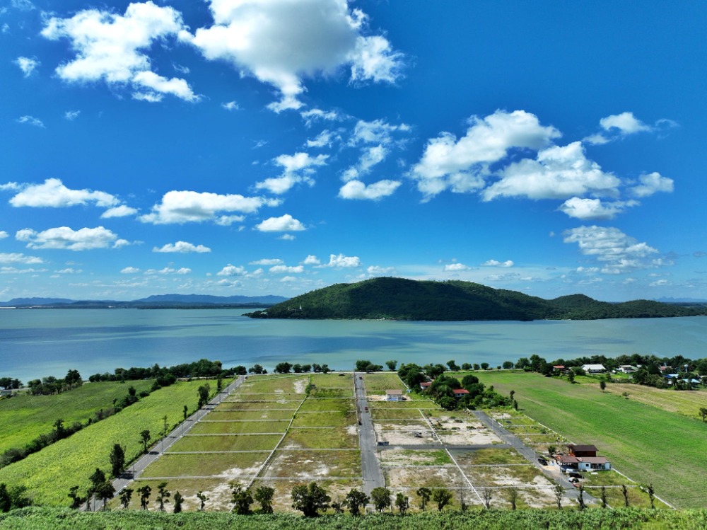 ขายที่ดินลพบุรี : 3 แปลงสุดท้าย ที่ดินสวยๆ!ริมเขื่อนป่าสักฯวิวภูเขา บรรยากาศดีอยู่ติดถนนริมเขื่อน ไฟ-น้ำประปาพร้อม (โฉนด)