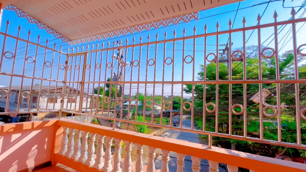 For SaleShop HouseKanchanaburi : Urgent sale!!! Commercial building 21 sq w., near Luk Kae Fresh Market, Tha Maka District, Kanchanaburi Province.