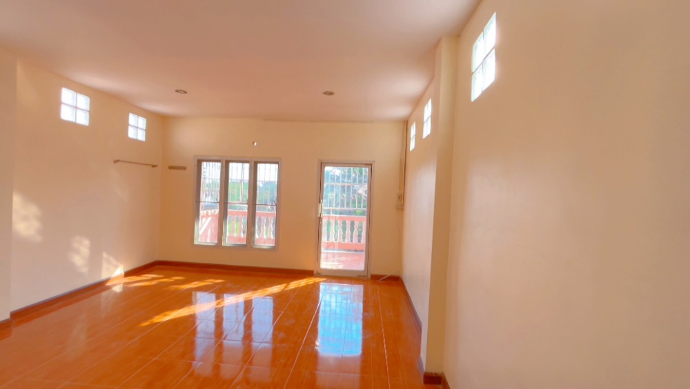 For SaleShop HouseKanchanaburi : Urgent sale!!! Commercial building 21 sq w., near Luk Kae Fresh Market, Tha Maka District, Kanchanaburi Province.