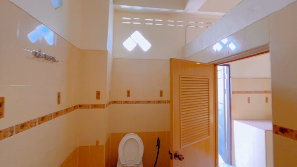 For SaleShop HouseKanchanaburi : Urgent sale!!! Commercial building 21 sq w., near Luk Kae Fresh Market, Tha Maka District, Kanchanaburi Province.