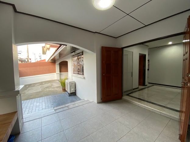 For RentHouseAri,Anusaowaree : 2-story detached house for rent, Ari zone, Phahon Yothin 5 Road, Rama 6 Road, good location, convenient, near BTS Ari 1.2 km.