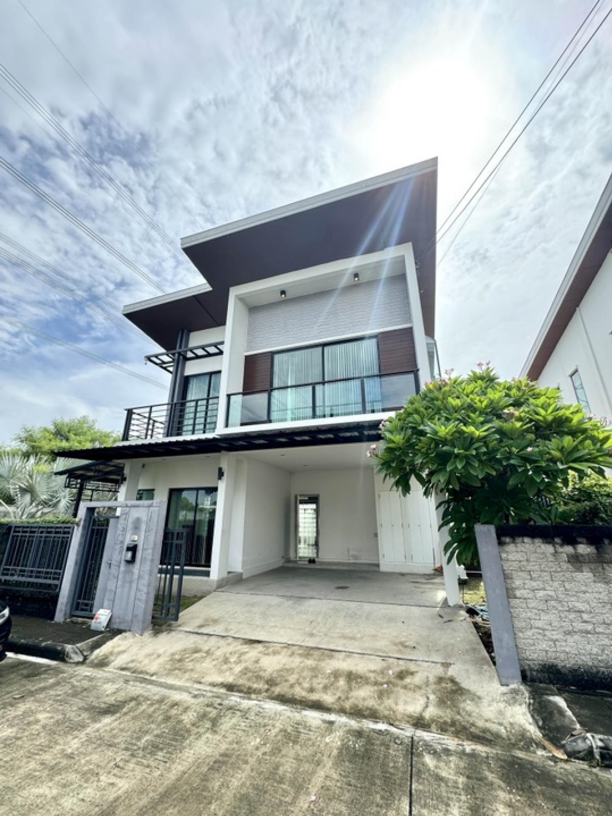 For SaleHouseLadkrabang, Suwannaphum Airport : Single house for sale, large garden, V2 Village, On Nut-Rama 9, end house, DVPY-027
