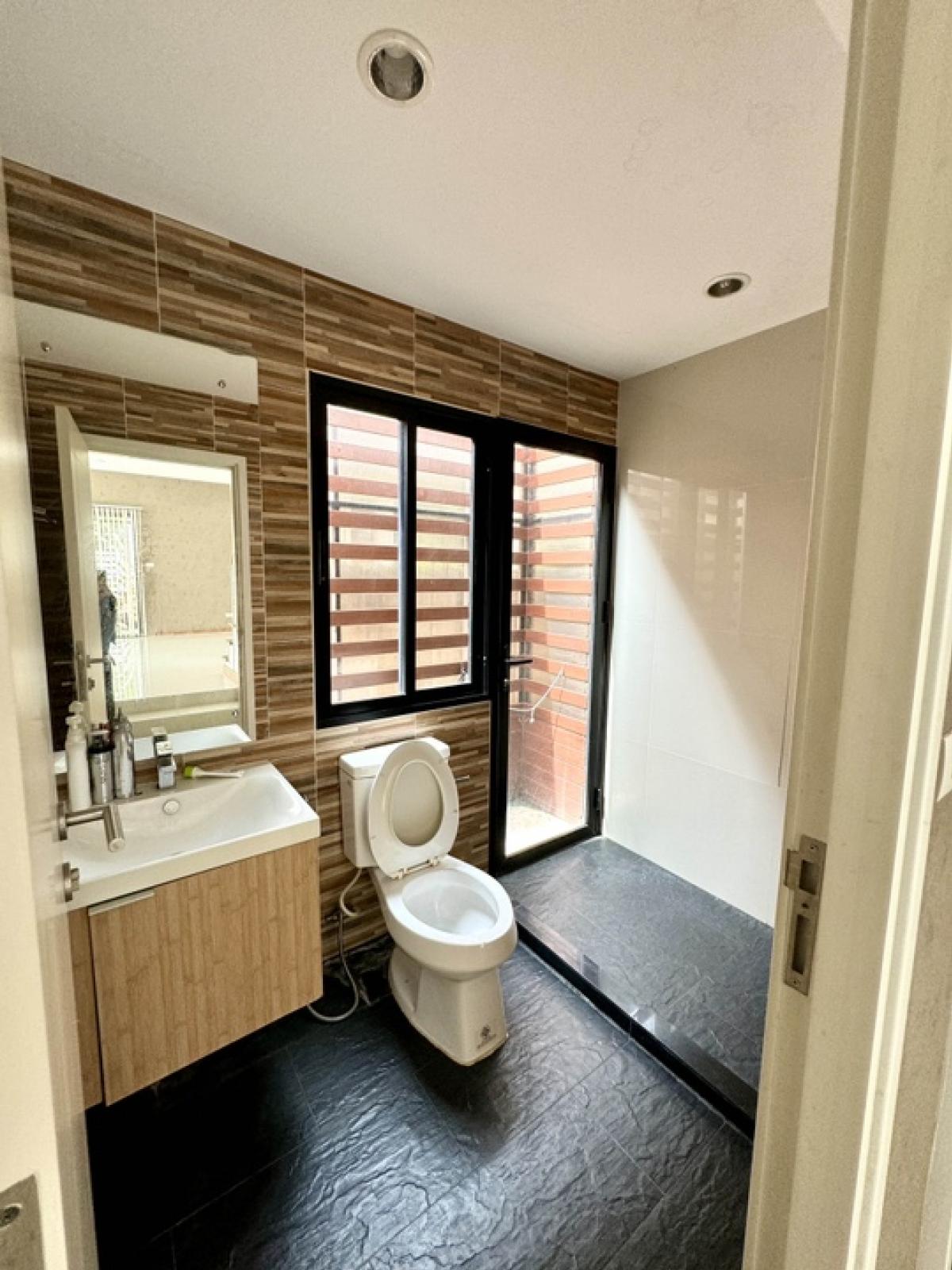 For SaleHouseLadkrabang, Suwannaphum Airport : Single house for sale, large garden, V2 Village, On Nut-Rama 9, end house, DVPY-027