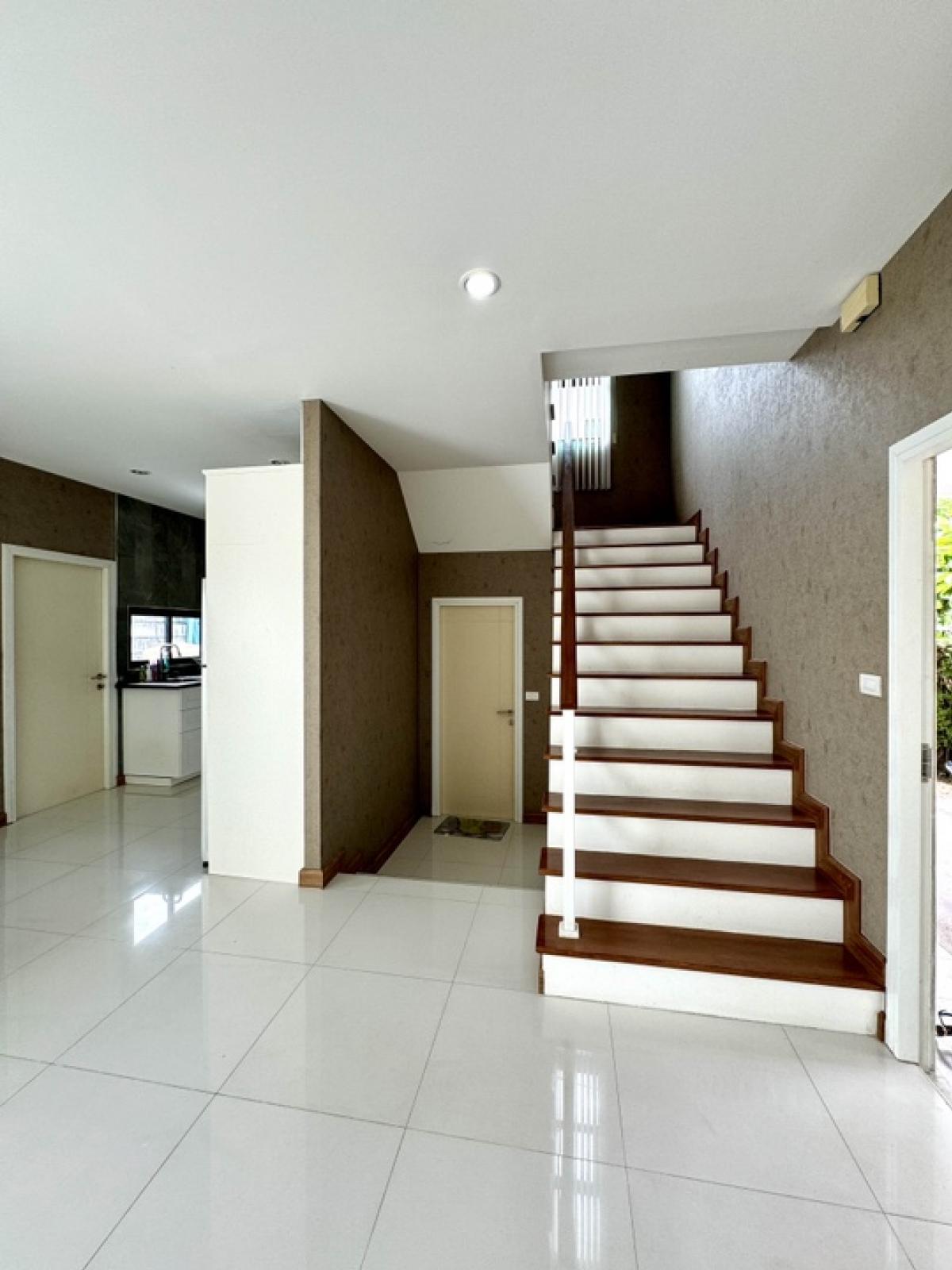 For SaleHouseLadkrabang, Suwannaphum Airport : Single house for sale, large garden, V2 Village, On Nut-Rama 9, end house, DVPY-027