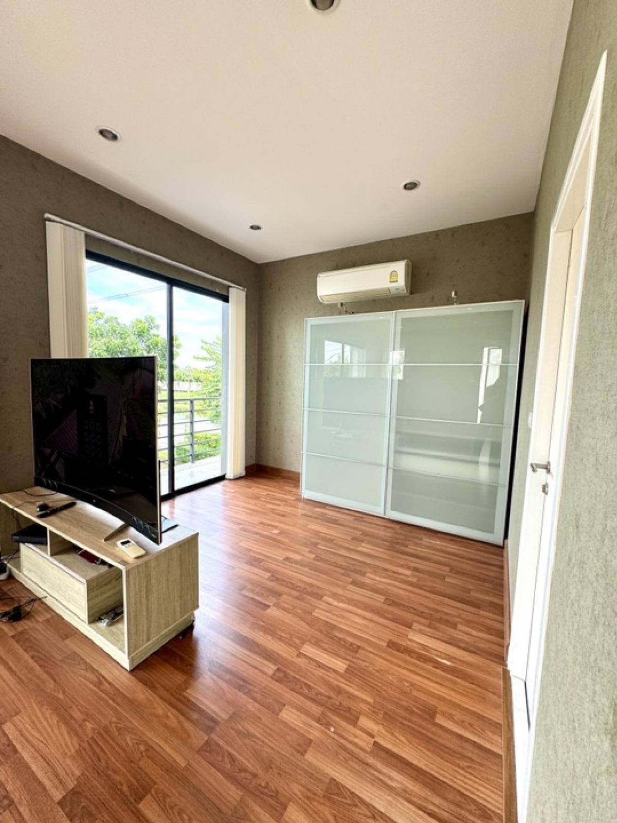 For SaleHouseLadkrabang, Suwannaphum Airport : Single house for sale, large garden, V2 Village, On Nut-Rama 9, end house, DVPY-027