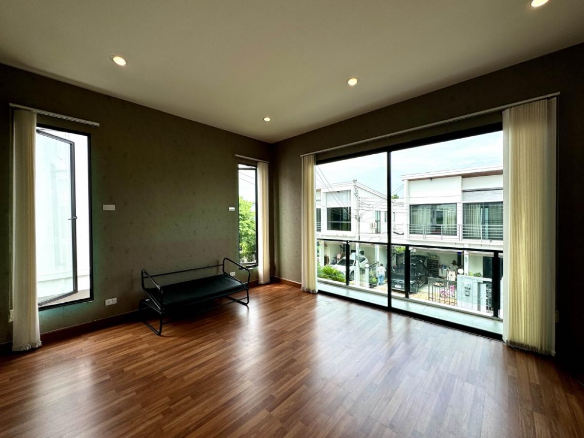 For SaleHouseLadkrabang, Suwannaphum Airport : Single house for sale, large garden, V2 Village, On Nut-Rama 9, end house, DVPY-027