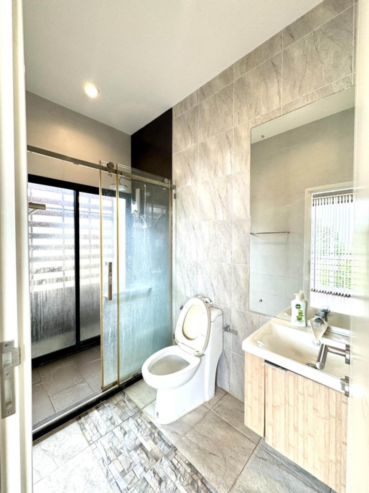 For SaleHouseLadkrabang, Suwannaphum Airport : Single house for sale, large garden, V2 Village, On Nut-Rama 9, end house, DVPY-027