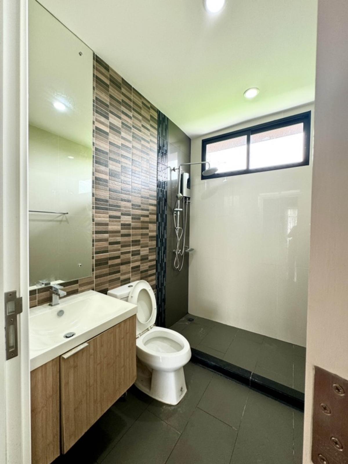 For SaleHouseLadkrabang, Suwannaphum Airport : Single house for sale, large garden, V2 Village, On Nut-Rama 9, end house, DVPY-027