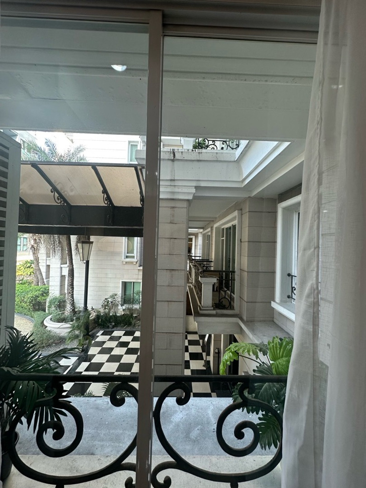 For RentCondoSukhumvit, Asoke, Thonglor : 2 bedroom unit for rent on soi Sukhumvit 36 (low floor but greenery view)