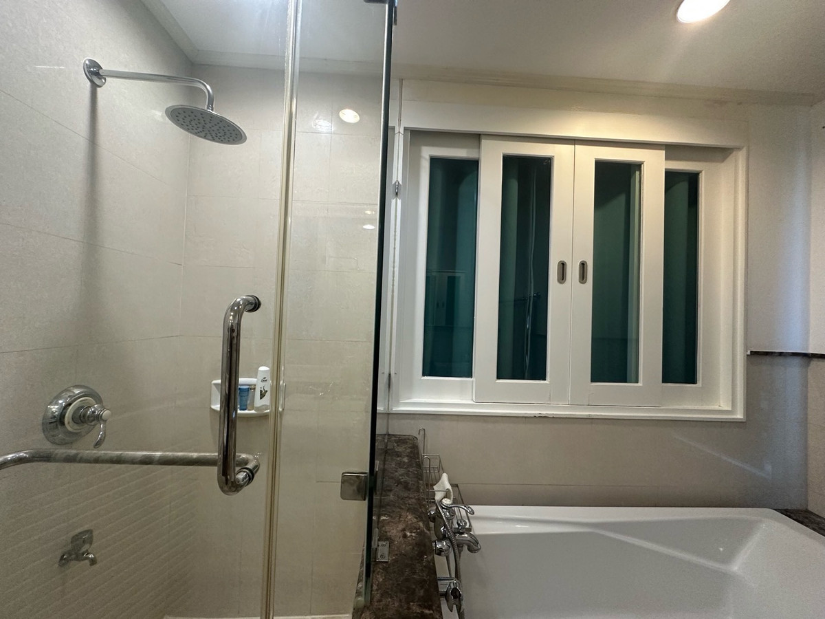 For RentCondoSukhumvit, Asoke, Thonglor : 2 bedroom unit for rent on soi Sukhumvit 36 (low floor but greenery view)