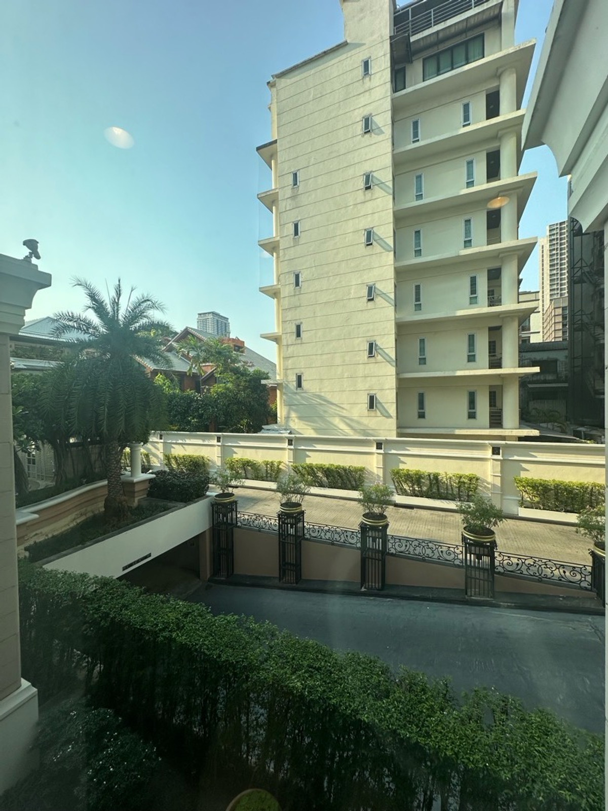 For RentCondoSukhumvit, Asoke, Thonglor : 2 bedroom unit for rent on soi Sukhumvit 36 (low floor but greenery view)