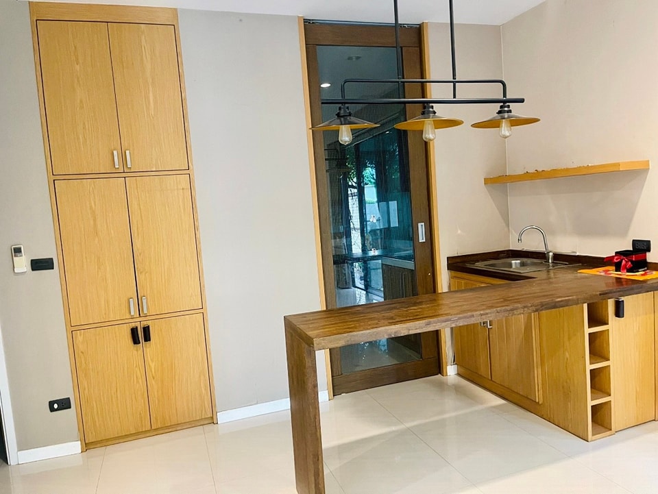 ขายบ้านเลียบทางด่วนรามอินทรา : S-NVN101  ไพรเวท เนอวานา เรสซิเดนซ์ ซอยโยธินพัฒนา ขนาด 54.4ตรว. 3ชั้น พื้นที่ใช้สอย 350 ตรม. 4นอน 4น้ำ 24.99ล้าน 064-959-8900