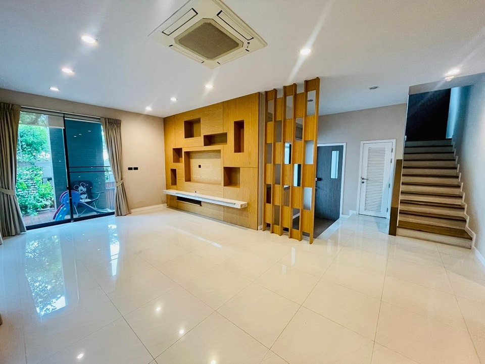 ขายบ้านเลียบทางด่วนรามอินทรา : S-NVN101  ไพรเวท เนอวานา เรสซิเดนซ์ ซอยโยธินพัฒนา ขนาด 54.4ตรว. 3ชั้น พื้นที่ใช้สอย 350 ตรม. 4นอน 4น้ำ 24.99ล้าน 064-959-8900