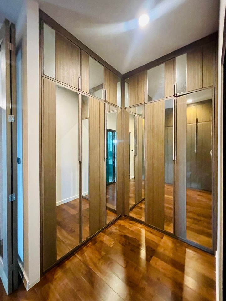 ขายบ้านเลียบทางด่วนรามอินทรา : S-NVN101  ไพรเวท เนอวานา เรสซิเดนซ์ ซอยโยธินพัฒนา ขนาด 54.4ตรว. 3ชั้น พื้นที่ใช้สอย 350 ตรม. 4นอน 4น้ำ 24.99ล้าน 064-959-8900