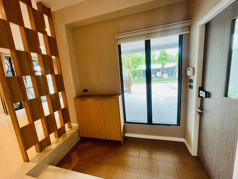 ขายบ้านเลียบทางด่วนรามอินทรา : S-NVN101  ไพรเวท เนอวานา เรสซิเดนซ์ ซอยโยธินพัฒนา ขนาด 54.4ตรว. 3ชั้น พื้นที่ใช้สอย 350 ตรม. 4นอน 4น้ำ 24.99ล้าน 064-959-8900