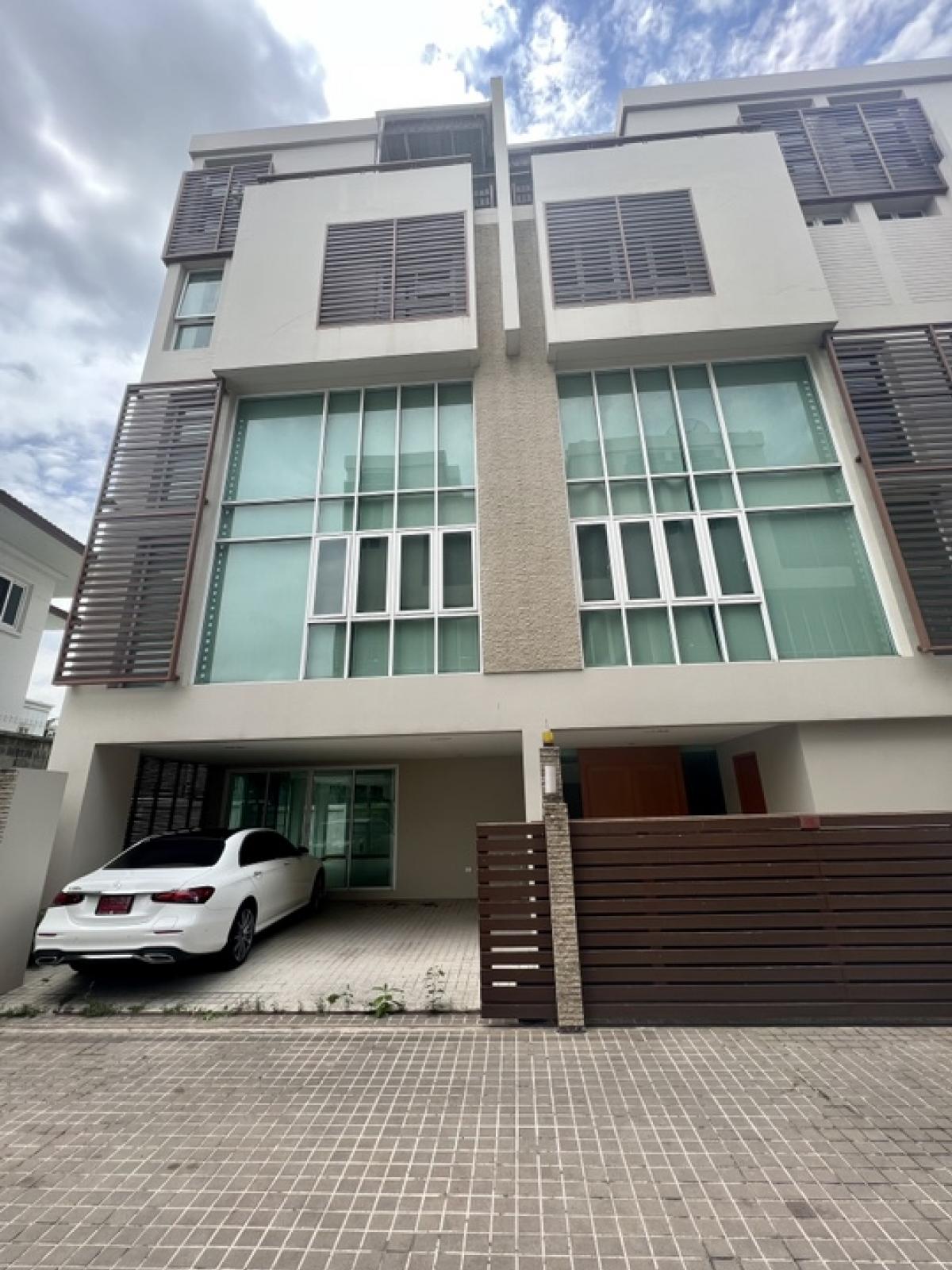 For SaleHouseSukhumvit, Asoke, Thonglor : 📢👇 Luxury 5-storeys , 2 combine house  for sale , with in-house lift, layout functional , 2 double volume living room1 hometheatre, 1 work-out room with jacuzzi