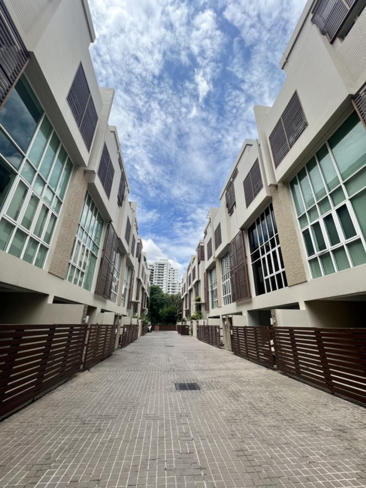 ขายบ้านสุขุมวิท อโศก ทองหล่อ : 📢👇 Luxury 5-storeys , 2 combine house  for sale , with in-house lift, layout functional , 2 double volume living room1 hometheatre, 1 work-out room with jacuzzi