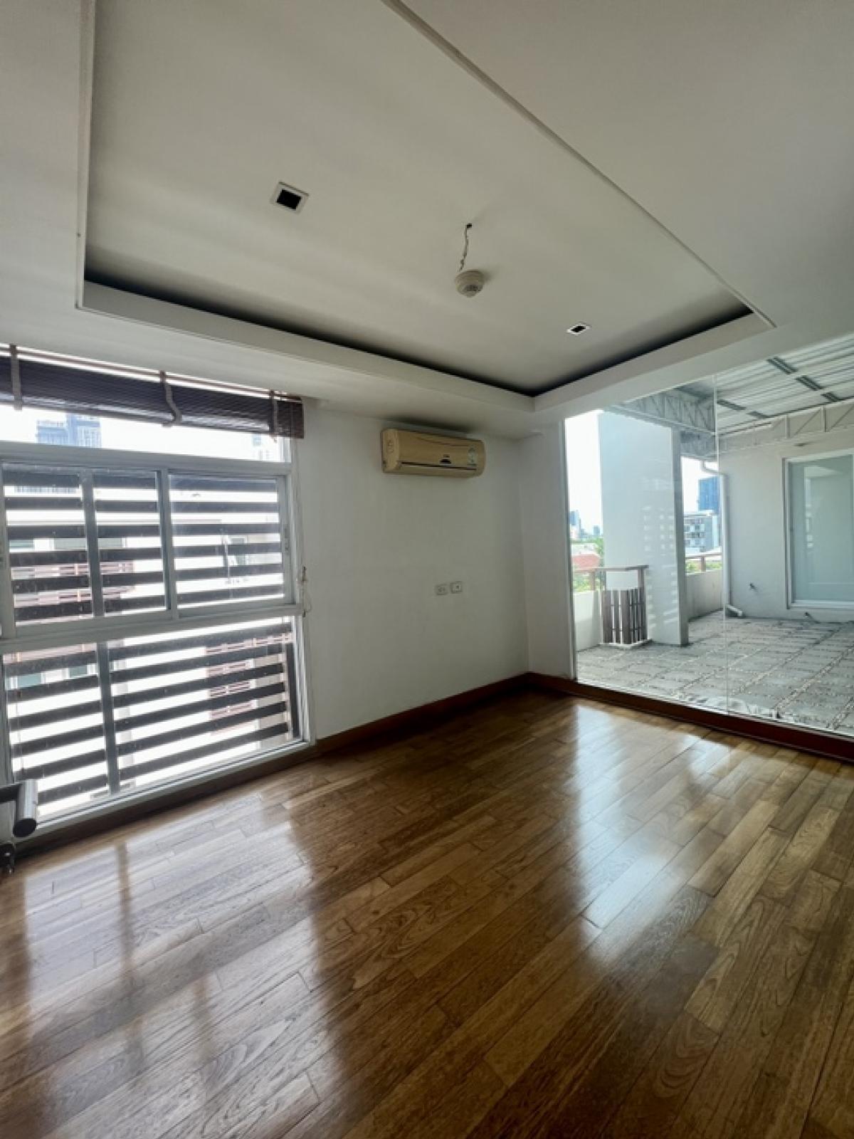 ขายบ้านสุขุมวิท อโศก ทองหล่อ : 📢👇 Luxury 5-storeys , 2 combine house  for sale , with in-house lift, layout functional , 2 double volume living room1 hometheatre, 1 work-out room with jacuzzi