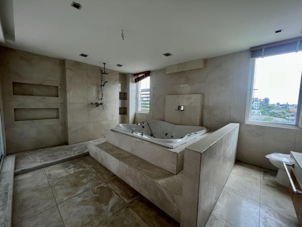 ขายบ้านสุขุมวิท อโศก ทองหล่อ : 📢👇 Luxury 5-storeys , 2 combine house  for sale , with in-house lift, layout functional , 2 double volume living room1 hometheatre, 1 work-out room with jacuzzi