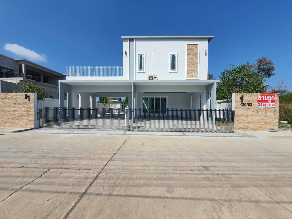 For SaleHouseSamut Prakan,Samrong : Cheap sale, large 2-story detached house with swimming pool, Sricharoen Villa 24 Theparak Village, SricharoenVilla 24 Theparak, land area 105 sq m, 4 bedrooms, 4 bathrooms, beautiful house, newly built, modern style. Whole house renovated, near Samrong BT