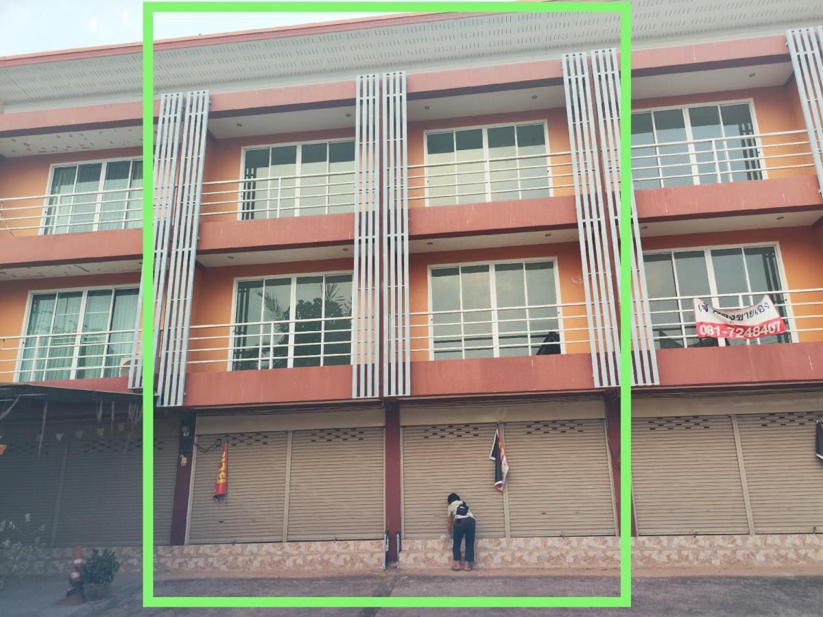 For SaleShop HousePhrae : 🌳🌿🌲Selling a 3-storey commercial building, 2.9 million baht per unit, location: Thung Hong Community Police Station, Phrae Province🌴☘️ Prime location in the city center, good view, not crowded, brand new, never occupied