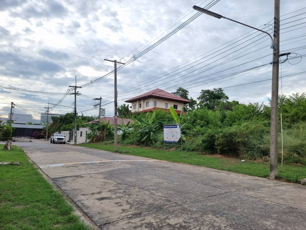 For SaleLandPathum Thani,Rangsit, Thammasat : Empty land size 268 sq m. Muang Ake Village Project 4, next to Muang Ake Vista Golf Course, next to Rangsit University, Lak Hok BTS Station, Pathum Thani.