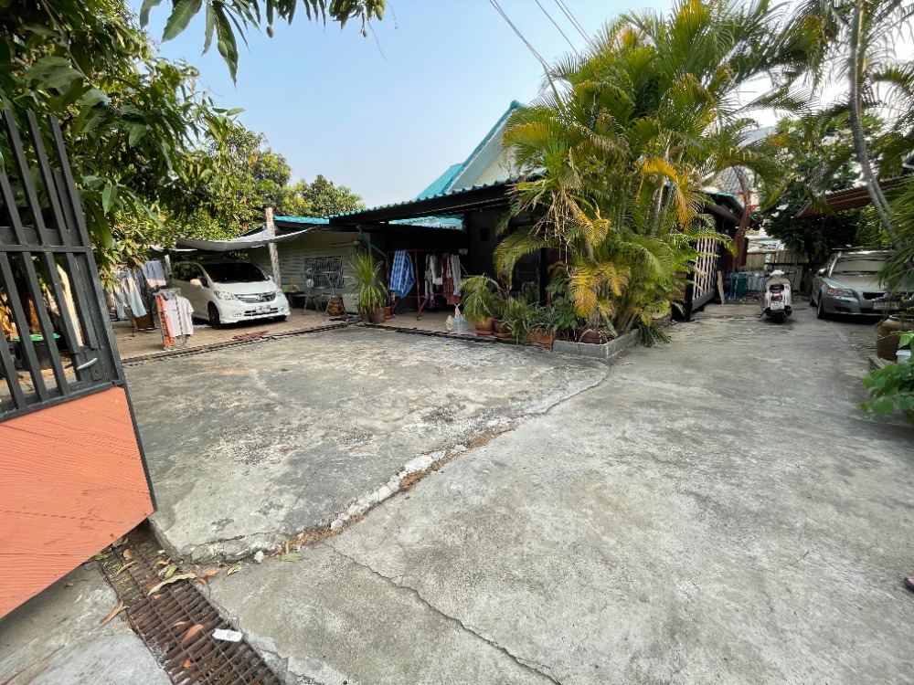 ขายบ้านลาดกระบัง สุวรรณภูมิ : ขาย บ้านพร้อมที่ดิน 200 ตรว ในซอย อ่อนนุช 70 แยก 1  สามารถออกซอย อ่อนนุช 70/1 หรือ พัฒนาการ 90 ได้ แปลงสี่เหลี่ยมผืนผ้า กว้าง 22 ม x ลึก 32 ม [English Below]  ทำเลเงียบศักยภาพ ใกล้รถไฟฟ้า BTS ศรีนุช ติดทางสาธารณ