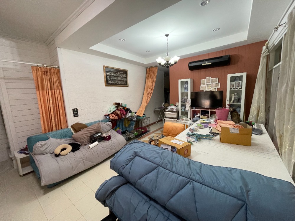 ขายบ้านลาดกระบัง สุวรรณภูมิ : ขาย บ้านพร้อมที่ดิน 200 ตรว ในซอย อ่อนนุช 70 แยก 1  สามารถออกซอย อ่อนนุช 70/1 หรือ พัฒนาการ 90 ได้ แปลงสี่เหลี่ยมผืนผ้า กว้าง 22 ม x ลึก 32 ม [English Below]  ทำเลเงียบศักยภาพ ใกล้รถไฟฟ้า BTS ศรีนุช ติดทางสาธารณ