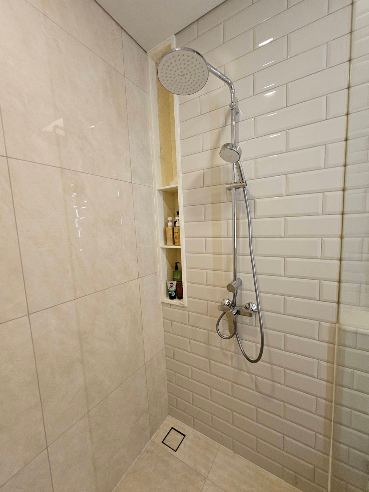 ให้เช่าคอนโดสุขุมวิท อโศก ทองหล่อ : ห้องใหม่ ไม่เคยปล่อยเช่าเลย มีเเม่บ้านดูเเลห้องอย่างดี ห้องสวย วิวสวย เช่า 1 ห้องนอน 1 ห้องน้ำ ไซมิส เอ็กซ์คลูซีพ สุขุมวิท 42