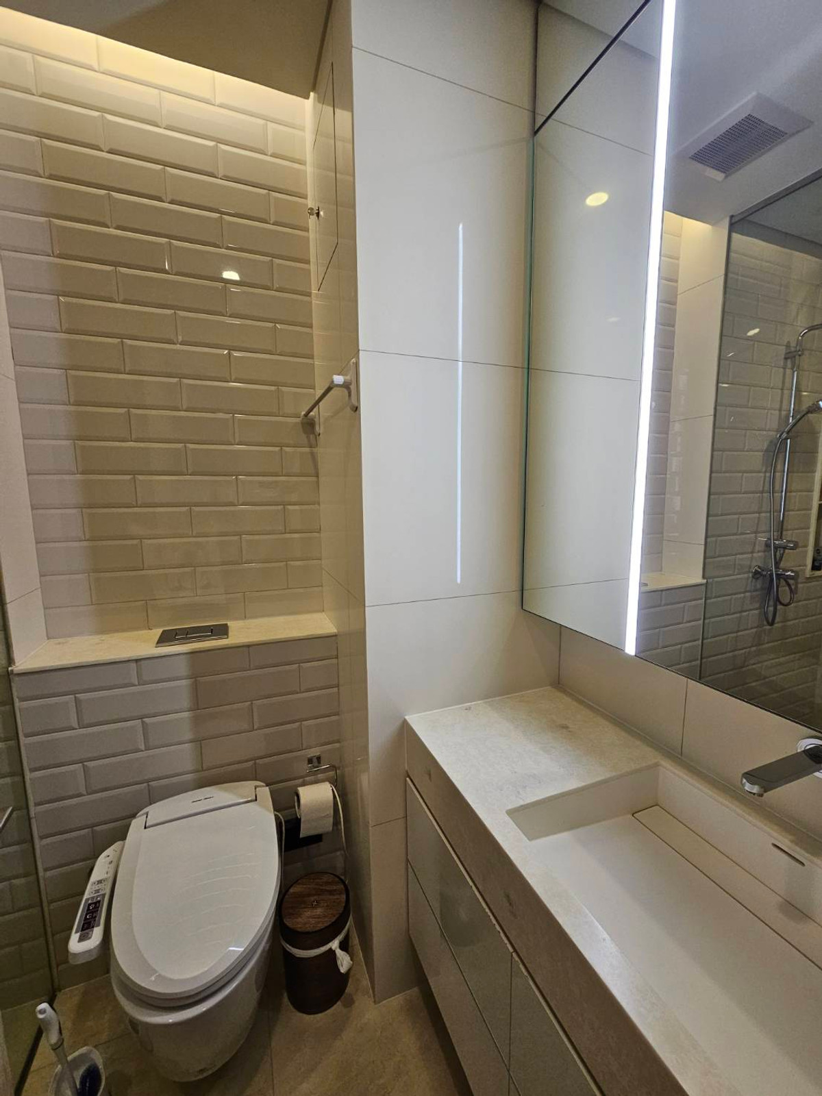 ให้เช่าคอนโดสุขุมวิท อโศก ทองหล่อ : ห้องใหม่ ไม่เคยปล่อยเช่าเลย มีเเม่บ้านดูเเลห้องอย่างดี ห้องสวย วิวสวย เช่า 1 ห้องนอน 1 ห้องน้ำ ไซมิส เอ็กซ์คลูซีพ สุขุมวิท 42