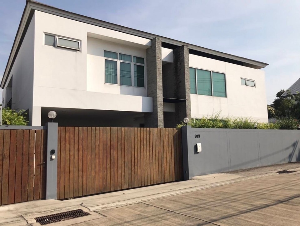 For SaleHouseRama9, Petchburi, RCA : S-TRMR01 Thararom Village, Ramkhamhaeng Soi 9, size 126 sq m., 2 floors, west front of the house. Usable area 460 sq m. 4 rooms, 5 bathrooms. 69 million. 064-959-8900