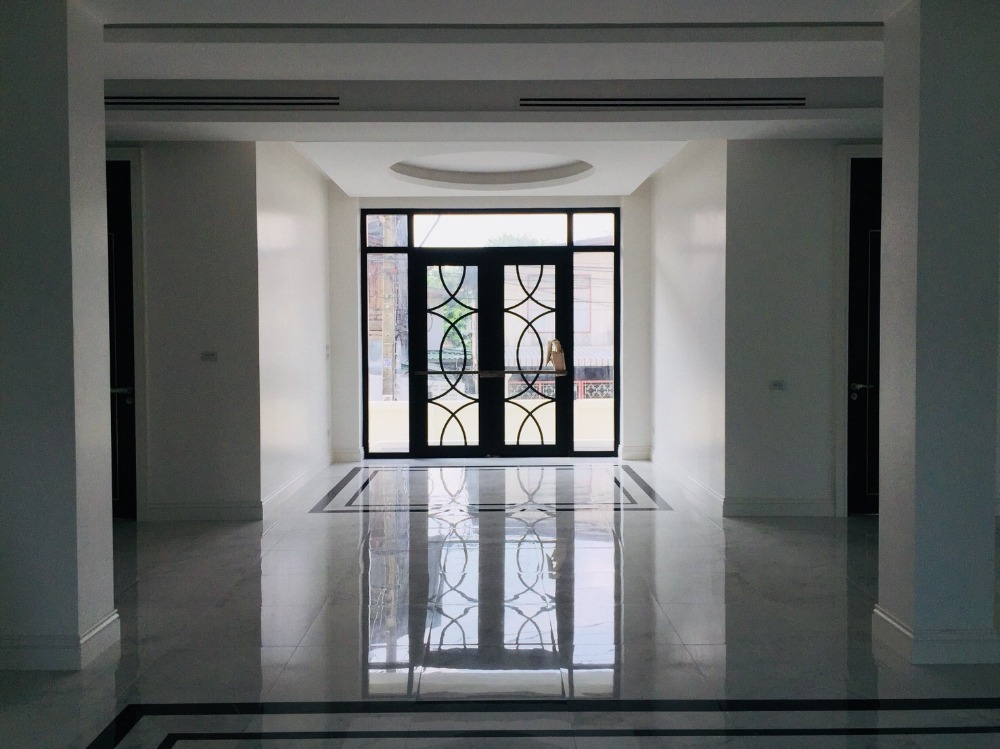 ขายบ้านอารีย์ อนุสาวรีย์ : บ้านเดี่ยวซอยอารีย์ 5 ห้องนอนสร้างใหม่