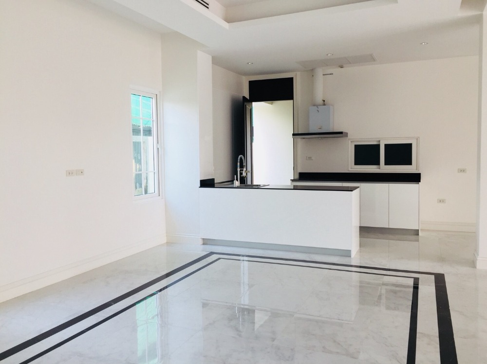 ขายบ้านอารีย์ อนุสาวรีย์ : บ้านเดี่ยวซอยอารีย์ 5 ห้องนอนสร้างใหม่