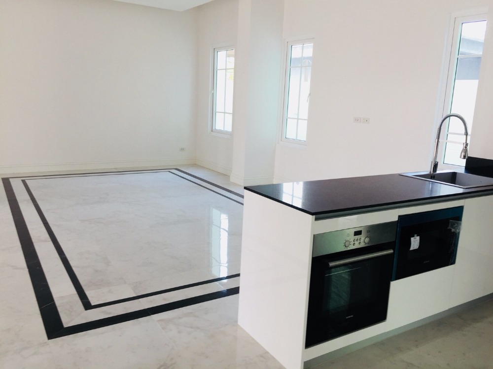 ขายบ้านอารีย์ อนุสาวรีย์ : บ้านเดี่ยวซอยอารีย์ 5 ห้องนอนสร้างใหม่