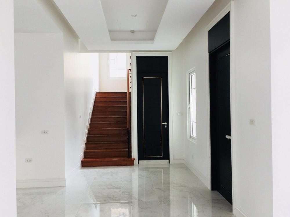 ขายบ้านอารีย์ อนุสาวรีย์ : บ้านเดี่ยวซอยอารีย์ 5 ห้องนอนสร้างใหม่