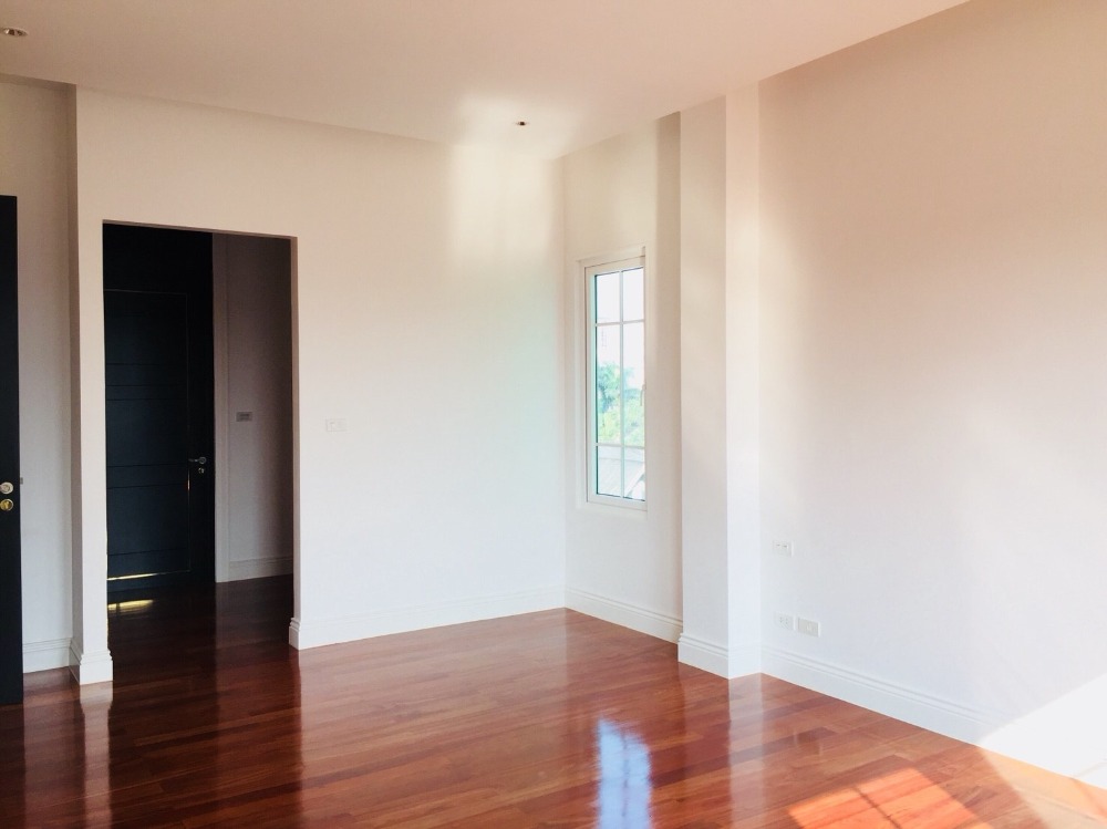 ขายบ้านอารีย์ อนุสาวรีย์ : บ้านเดี่ยวซอยอารีย์ 5 ห้องนอนสร้างใหม่