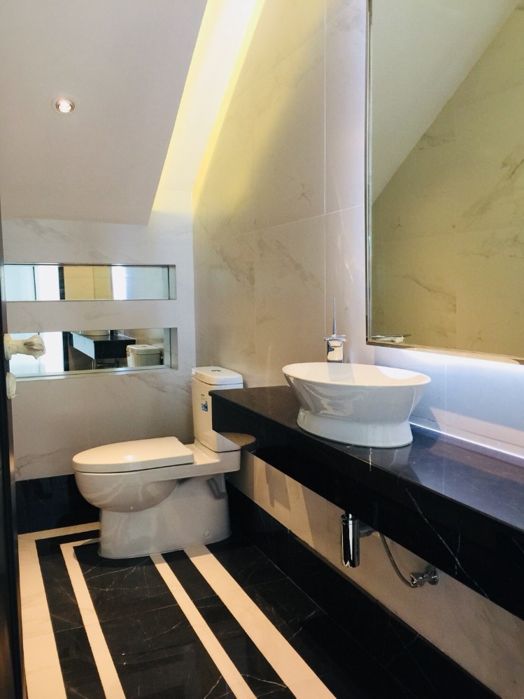 ขายบ้านอารีย์ อนุสาวรีย์ : บ้านเดี่ยวซอยอารีย์ 5 ห้องนอนสร้างใหม่