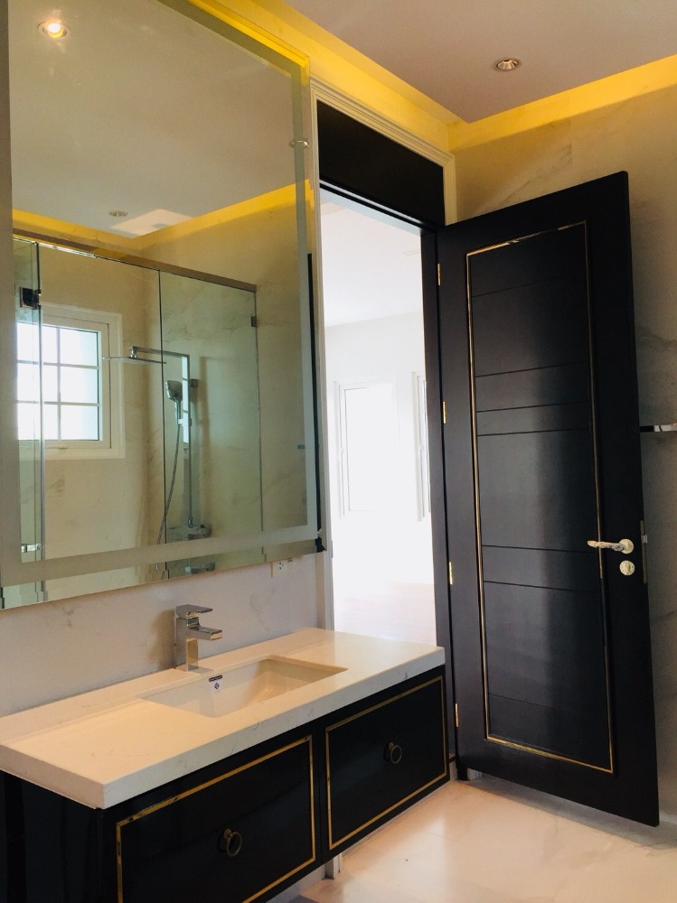 ขายบ้านอารีย์ อนุสาวรีย์ : บ้านเดี่ยวซอยอารีย์ 5 ห้องนอนสร้างใหม่