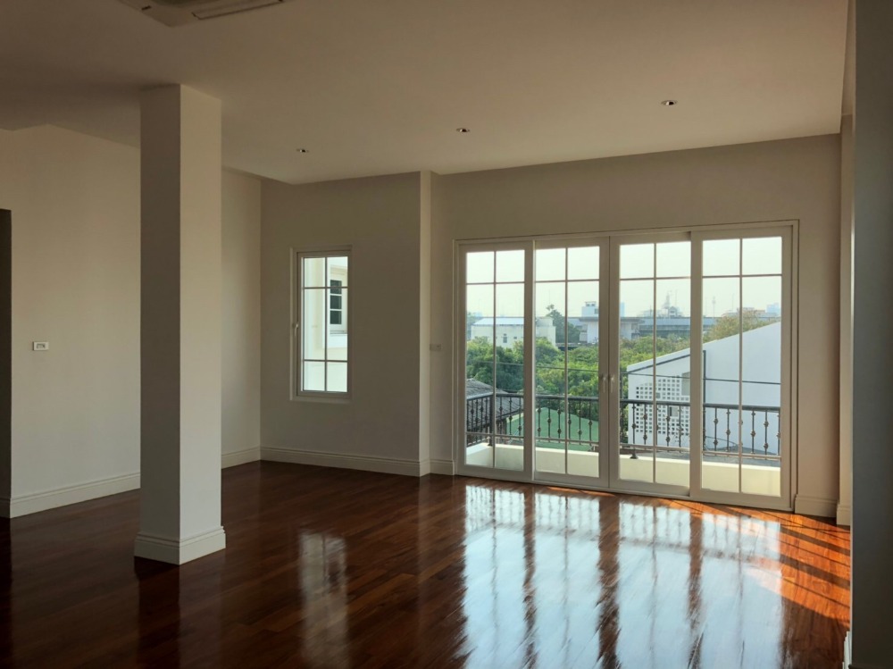 ขายบ้านอารีย์ อนุสาวรีย์ : บ้านเดี่ยวซอยอารีย์ 5 ห้องนอนสร้างใหม่