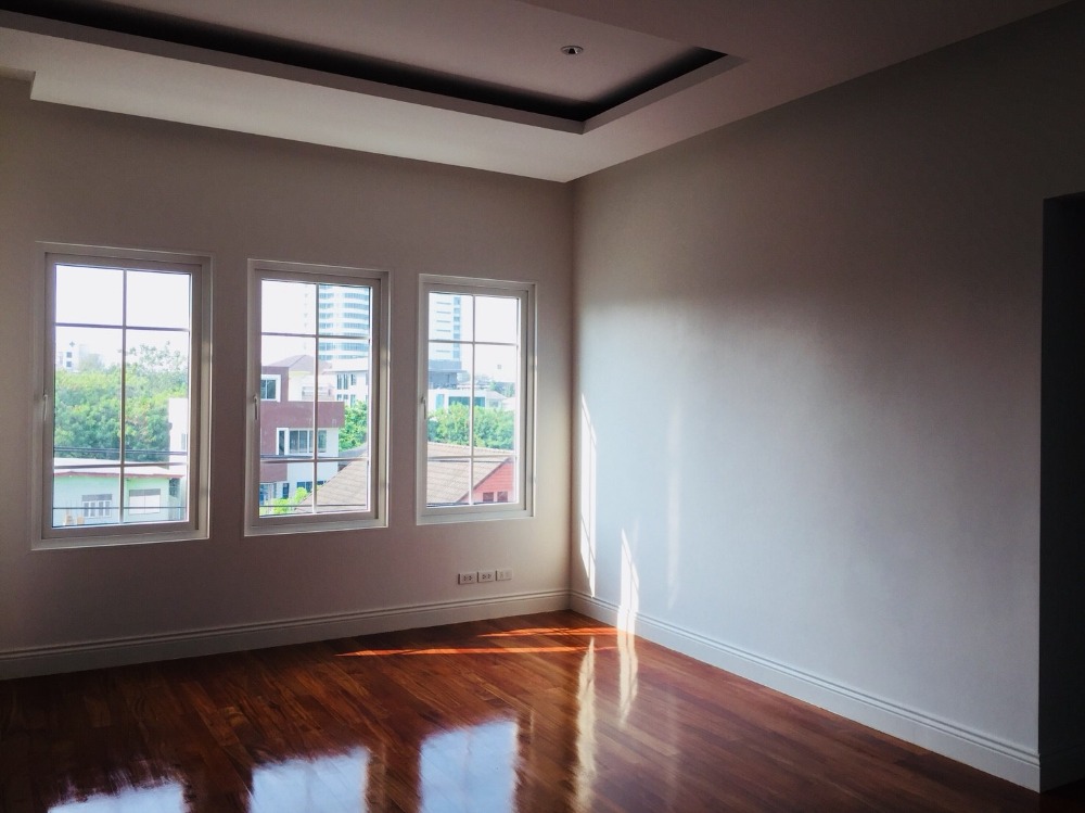 ขายบ้านอารีย์ อนุสาวรีย์ : บ้านเดี่ยวซอยอารีย์ 5 ห้องนอนสร้างใหม่