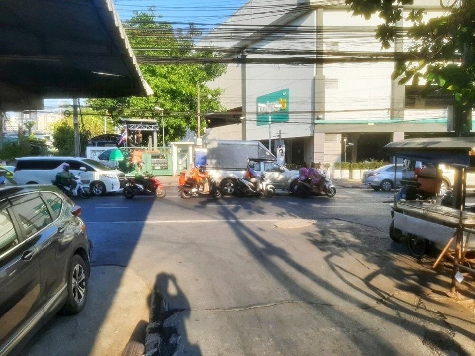 ขายอาคารพาณิชย์สยาม จุฬา สามย่าน : S-BUD01 อาคารพาณิชย์ ถนนบรรทัดทอง (ตรงข้ามโลตัสพระราม1) ขนาด 11ตร.ว.  3ชั้นครึ่ง หน้าอาคารทิศเหนือ พื้นที่ใช้สอย 150ตร.ม. 4นอน 2น้ำ 6.2ล้าน 064-959-8900